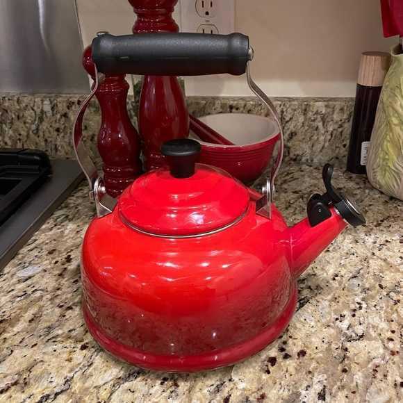 Le Creuset Large Tea Pot - Cherise Red 1.7 qt - Picture 1 of 12